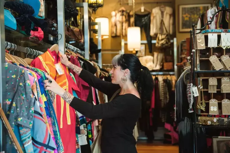 Une femme fait ses courses dans une boutique 贝博体彩app.