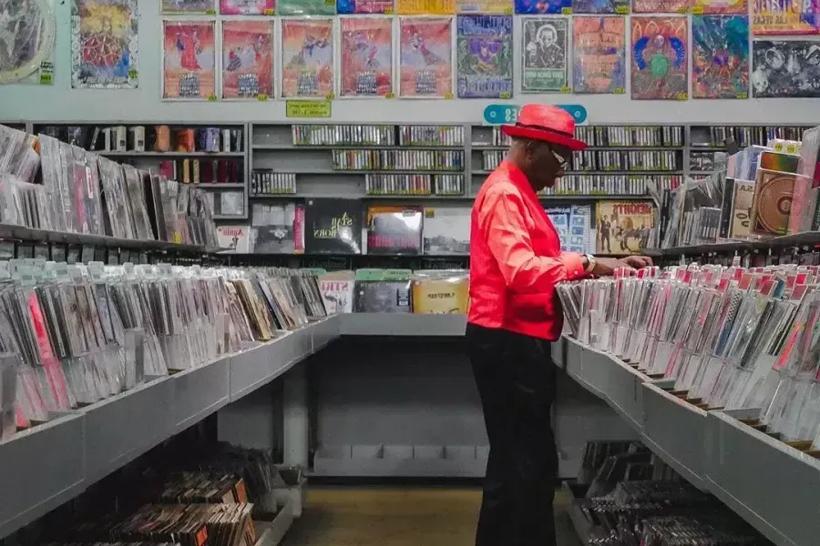 A man in a red jacket shops for records at Amoeba Records 在贝博体彩app.