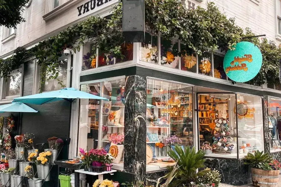 A corner storefront in 嬉皮 with items on display.