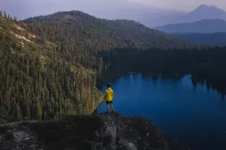 山中的徒步旅行者. 沙斯塔区